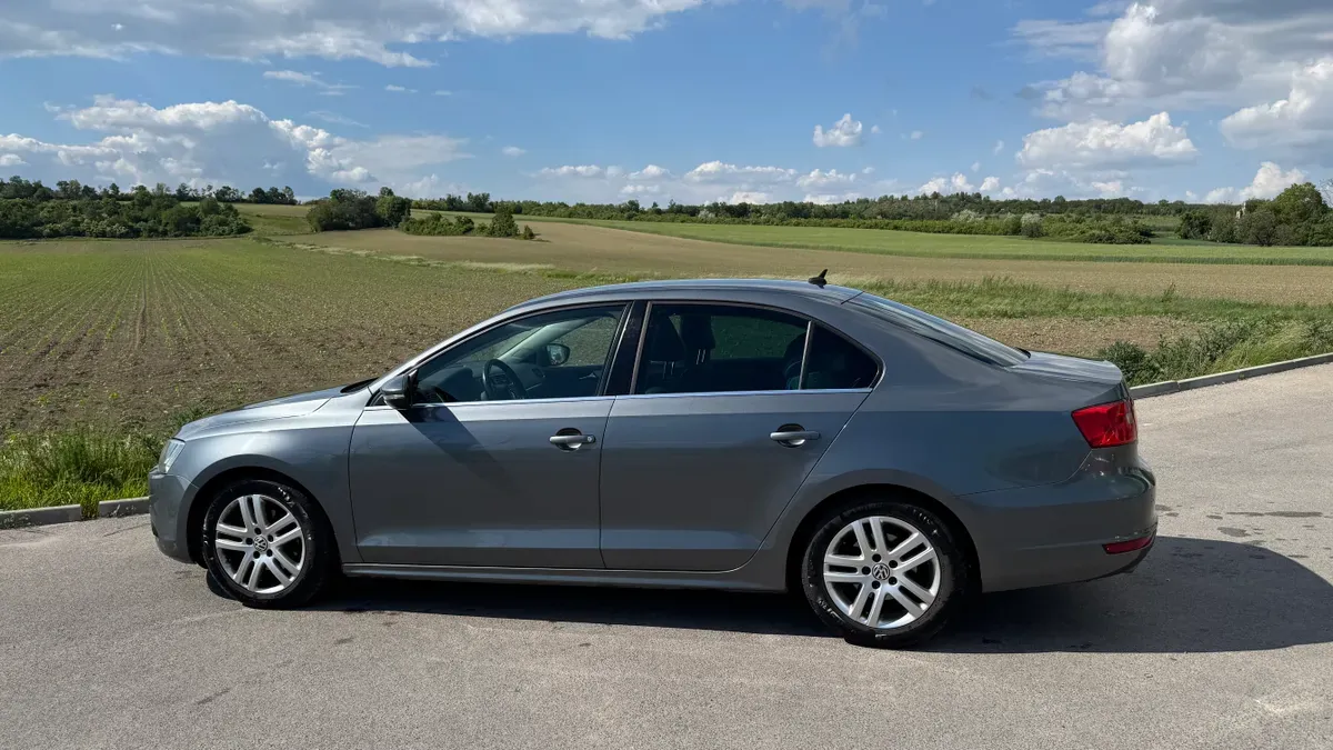 Volkswagen Jetta 2011 photo 2