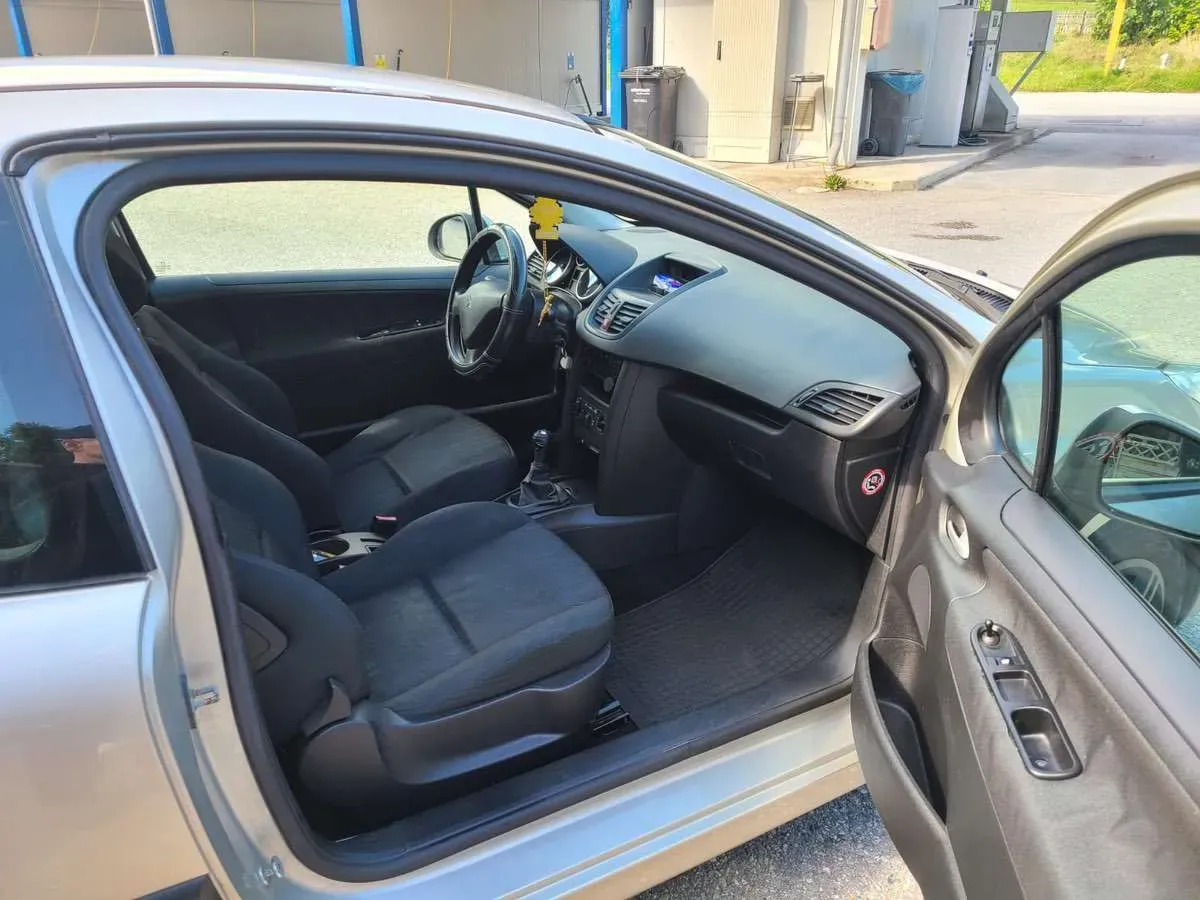 Peugeot 207 2006 photo 3