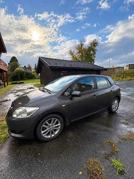 Toyota Auris 2010 photo 3