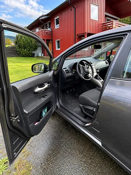 Toyota Auris 2010 photo 4