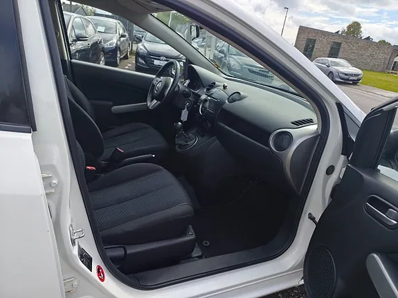 Mazda 2 2010 photo 5