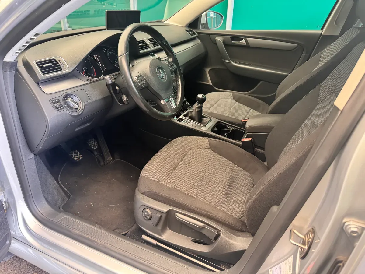 Volkswagen Passat 2011 photo 2