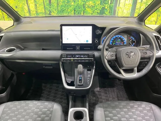 Toyota Voxy 2024 photo 2