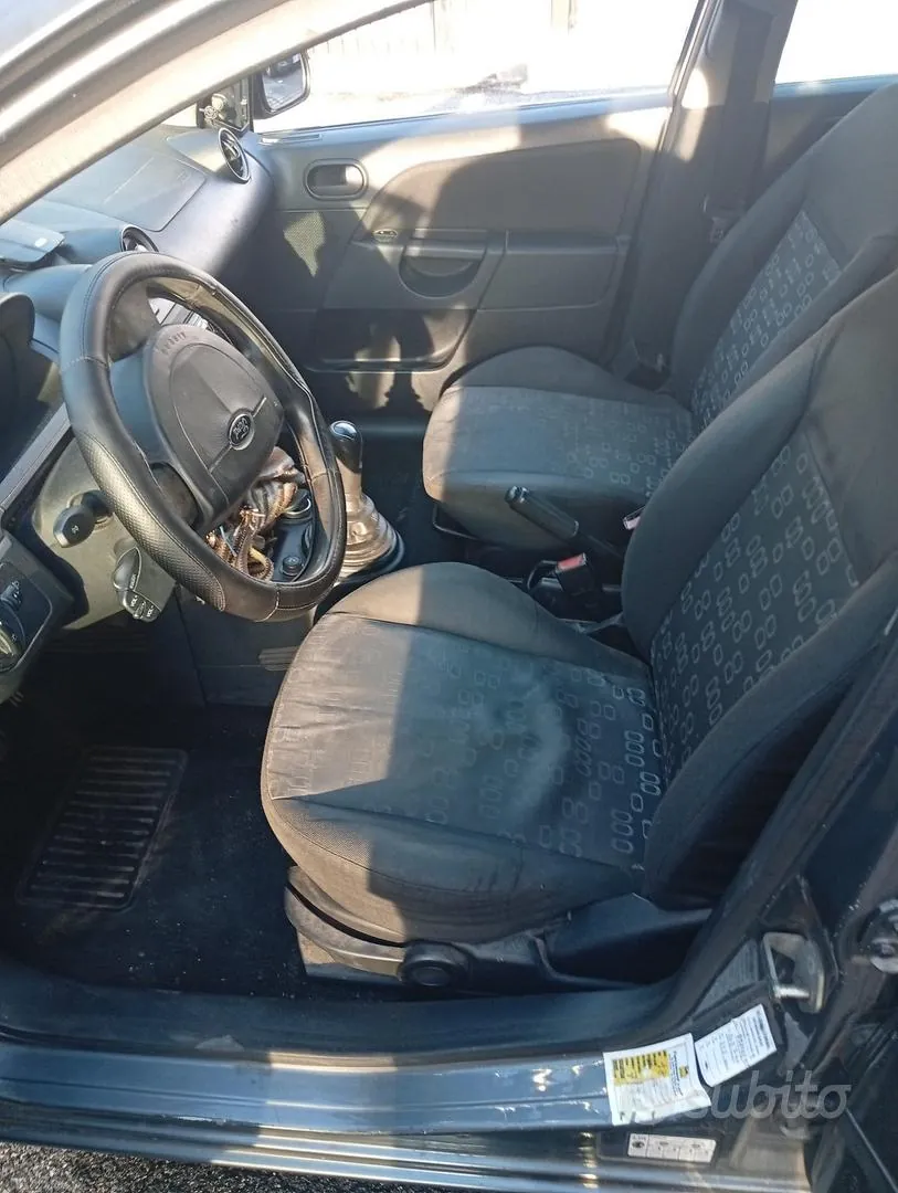 Ford Fiesta 2004 photo 2