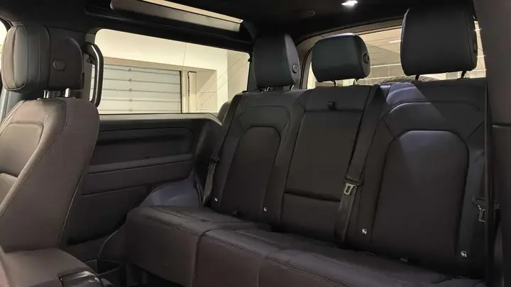 Land Rover Defender photo 4