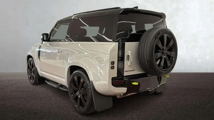 Land Rover Defender photo 2