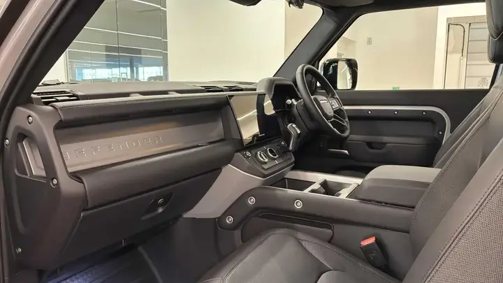 Land Rover Defender photo 3