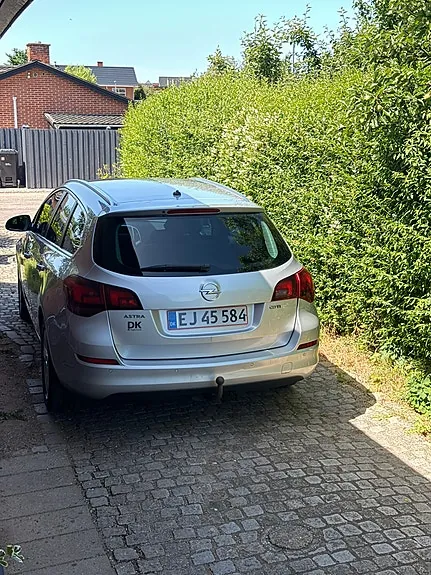 Opel Astra 2011 photo 2