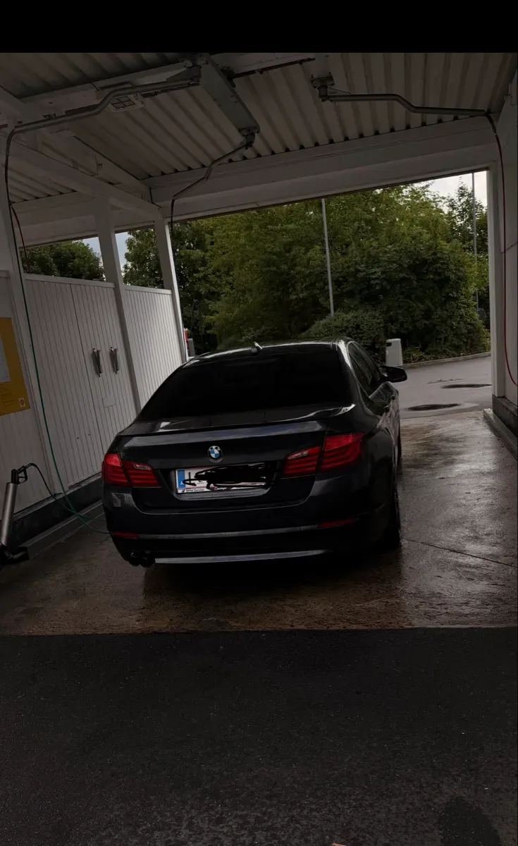 BMW 5 Series 2011 photo 2