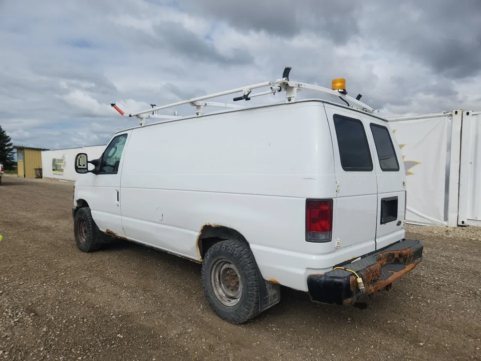Ford E-250 2010 photo 3