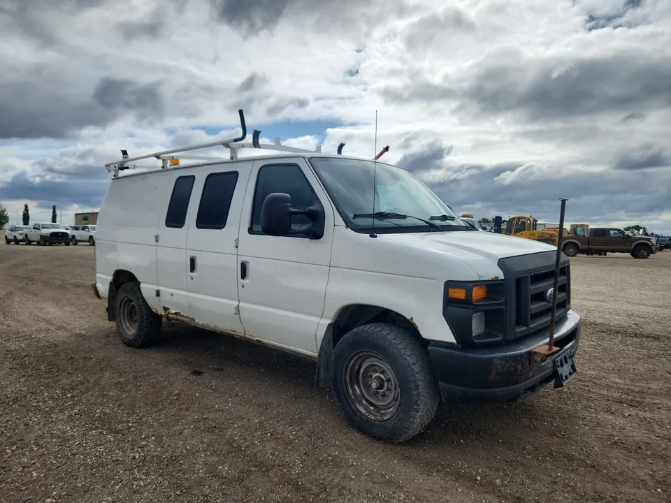 Ford E-250 2010 photo 2