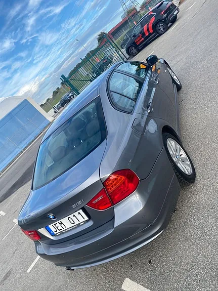 BMW 318I 2009 photo 2