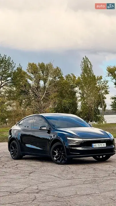 Tesla Model Y 2025 photo 4
