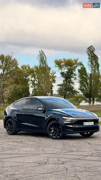 Tesla Model Y 2025 photo 2