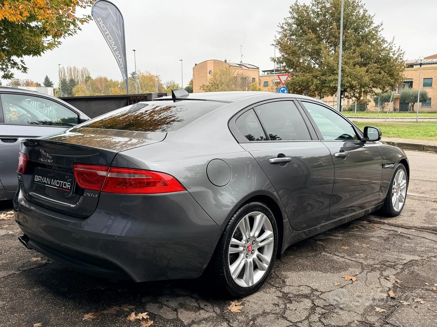 Jaguar Xe 2019 photo 5
