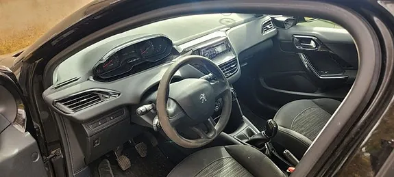 Peugeot 208 2015 photo 3
