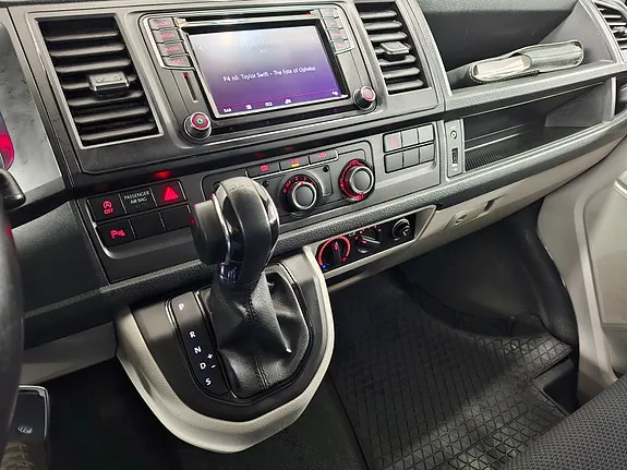 Volkswagen Transporter 2018 photo 2