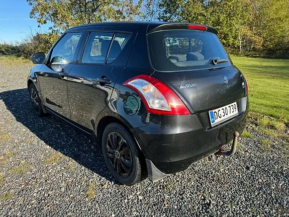 Suzuki Swift 2011 photo 2