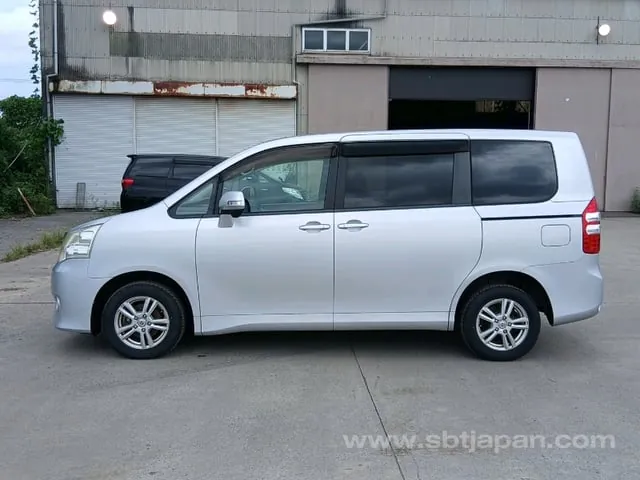 Toyota Noah X 2012 photo 4