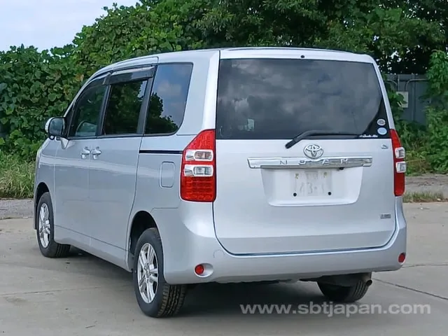 Toyota Noah X 2012 photo 5