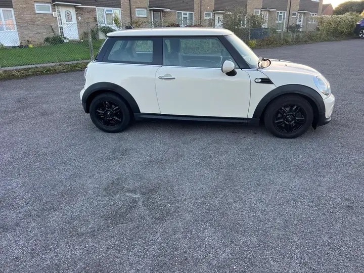 Mini One 2013 photo 2
