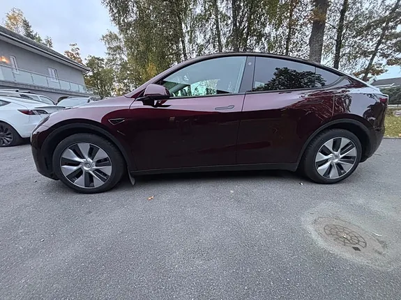 Tesla Model Y 2023 photo 2