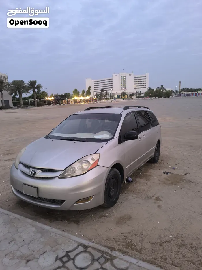 Toyota Sienna 2010 photo 2