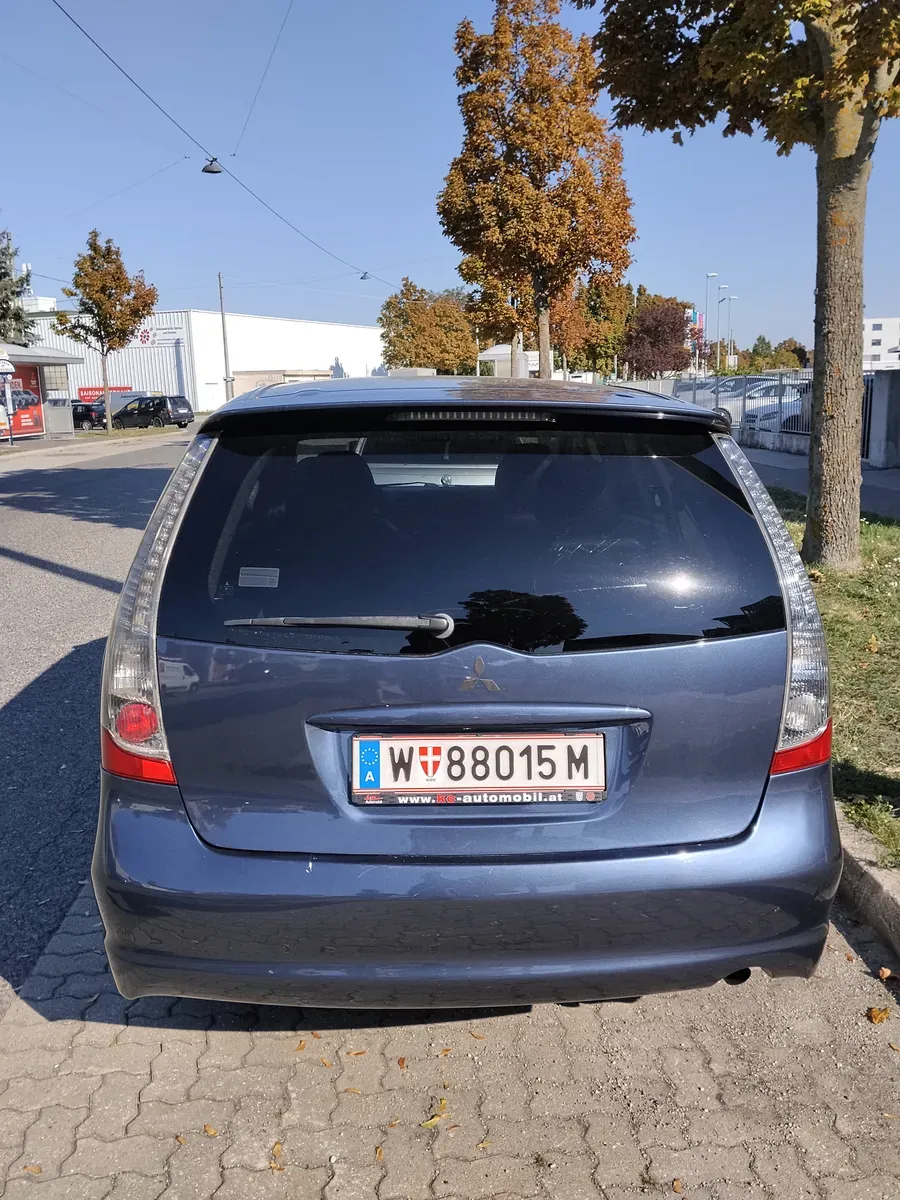 Mitsubishi Grandis 2005 photo 3
