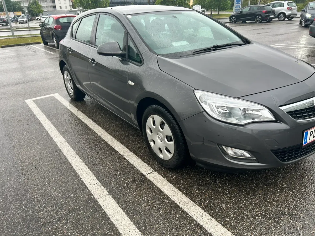 Opel Astra 2010 photo 3