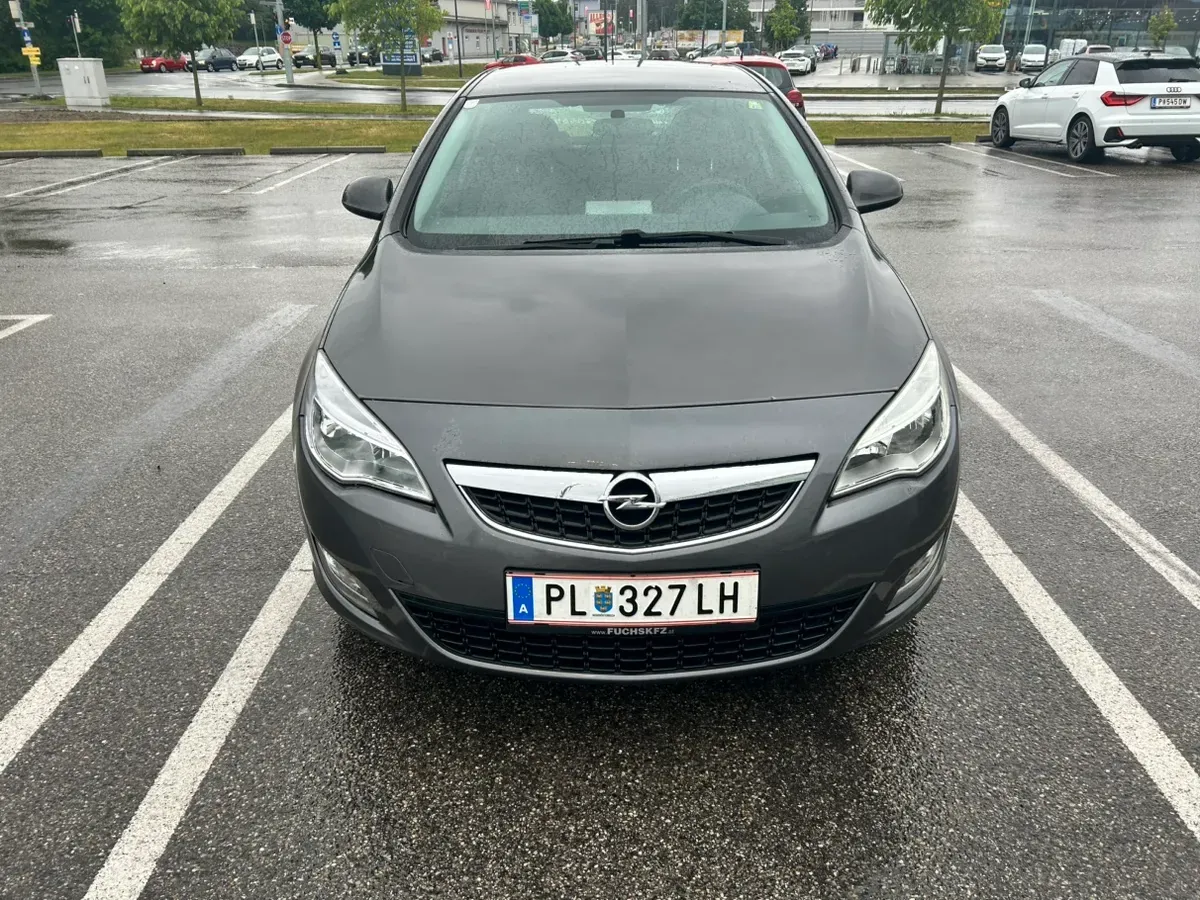 Opel Astra 2010 photo 2