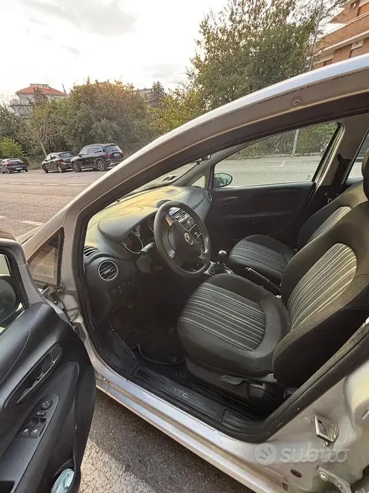 Fiat Punto 2011 photo 4