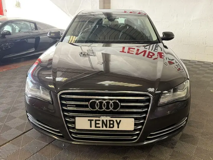 Audi A8 2010 photo 2