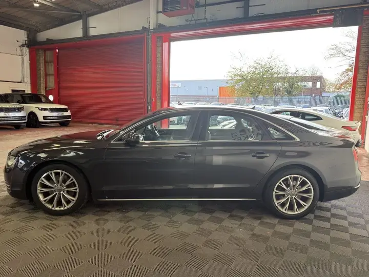 Audi A8 2010 photo 4