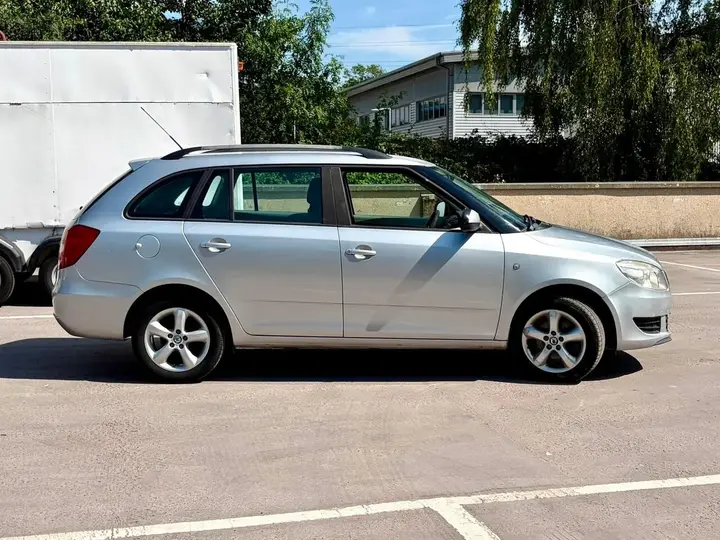 Skoda Fabia 2012 photo 2