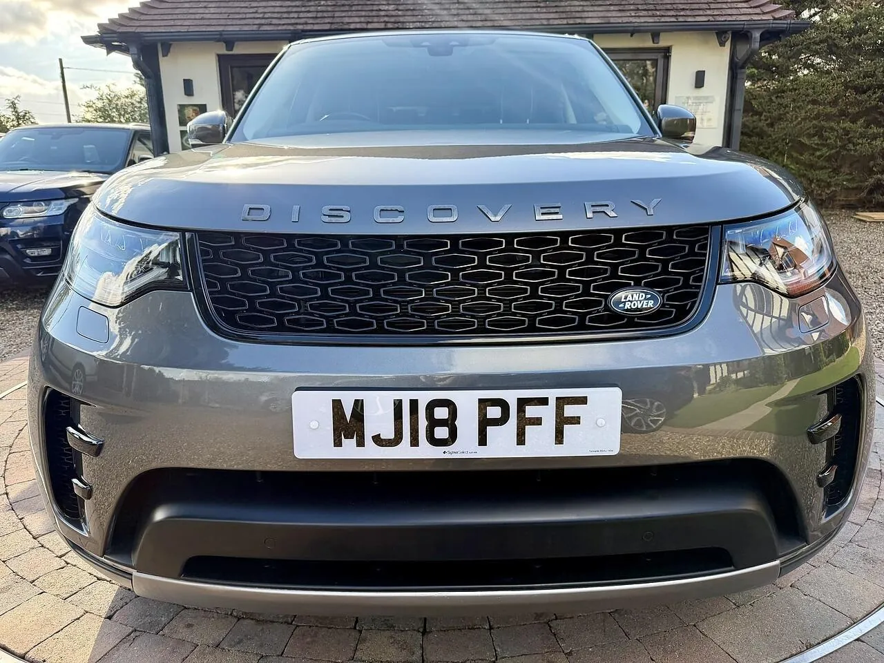 Land Rover Discovery 2018 photo 2