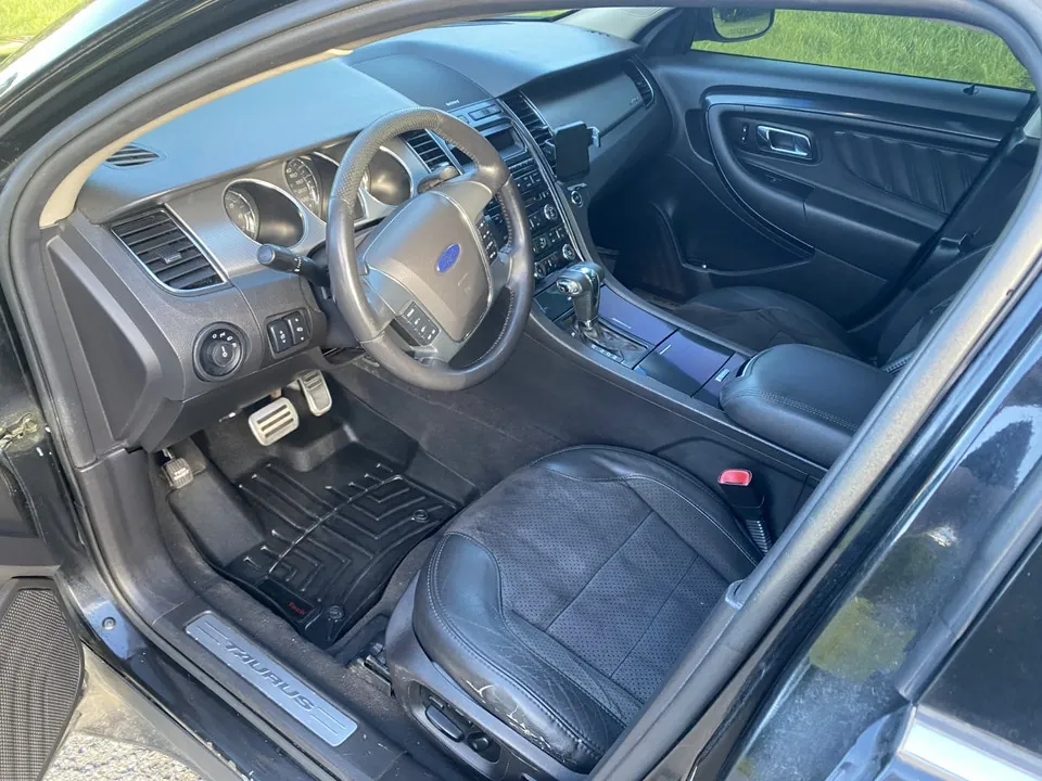 Ford Taurus 2010 photo 2