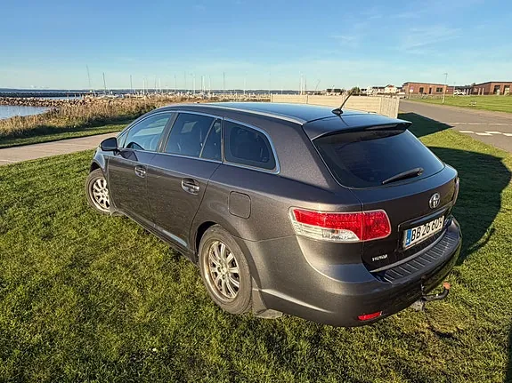 Toyota Avensis 2010 photo 3