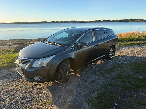 Toyota Avensis 2010 photo 2