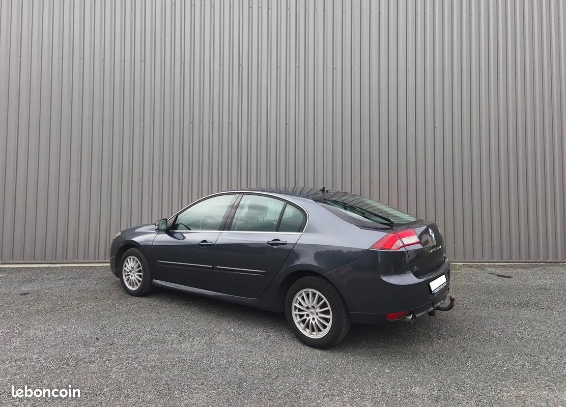 Renault Laguna 2012 photo 2