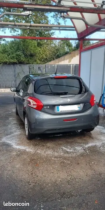 Peugeot 208 2015 photo 2