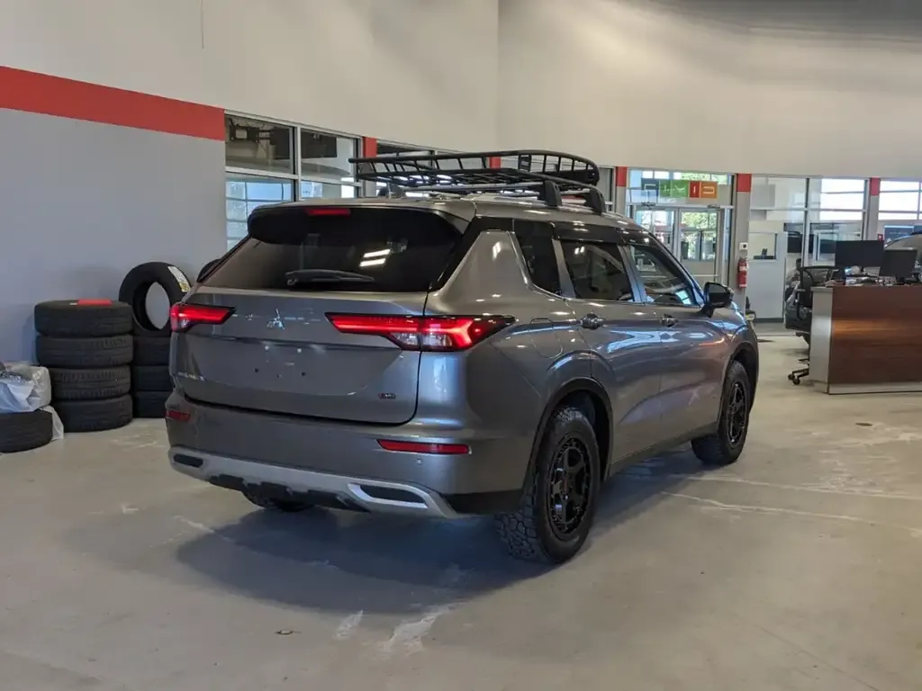 Mitsubishi Outlander 2024 photo 2