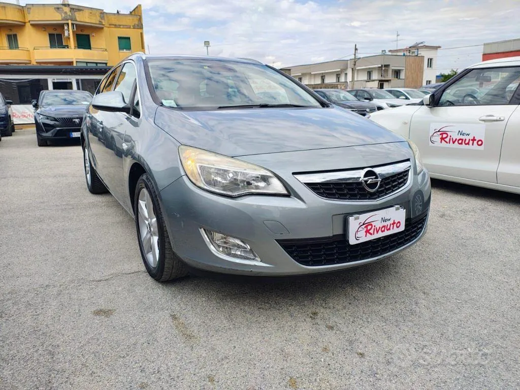 Opel Astra 2011 photo 2