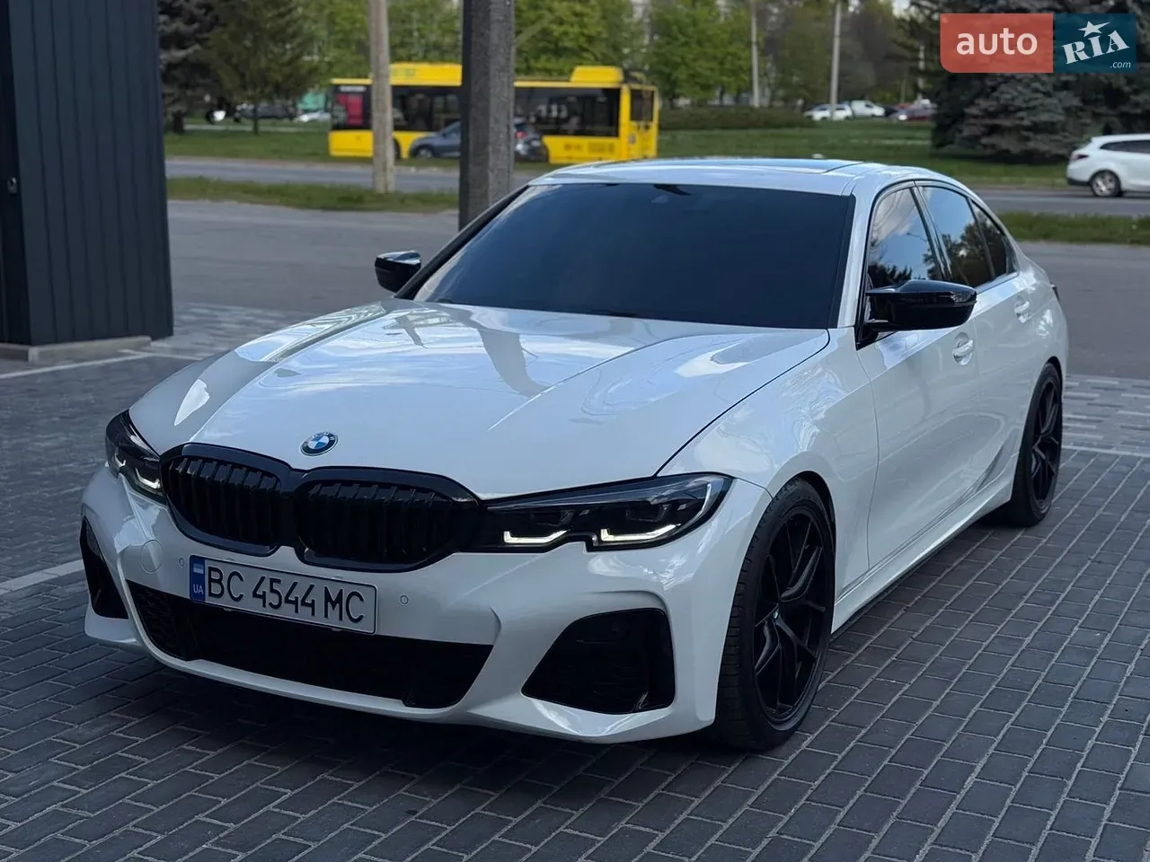 BMW 3 Series 2019 photo 2