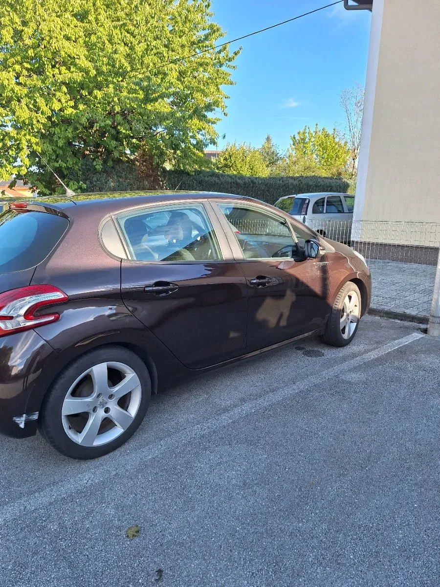 Peugeot 208 2013 photo 2