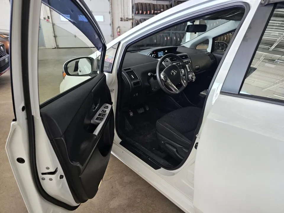 Toyota Prius V 2017 photo 2