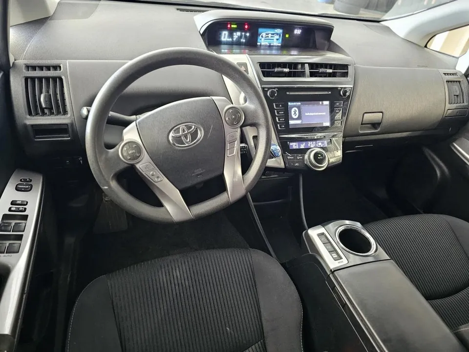 Toyota Prius V 2017 photo 4