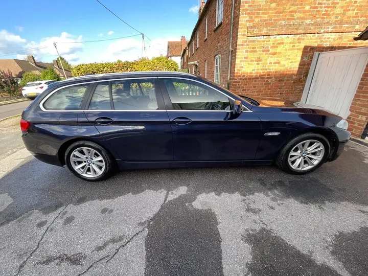 BMW 5 Series 2011 photo 2