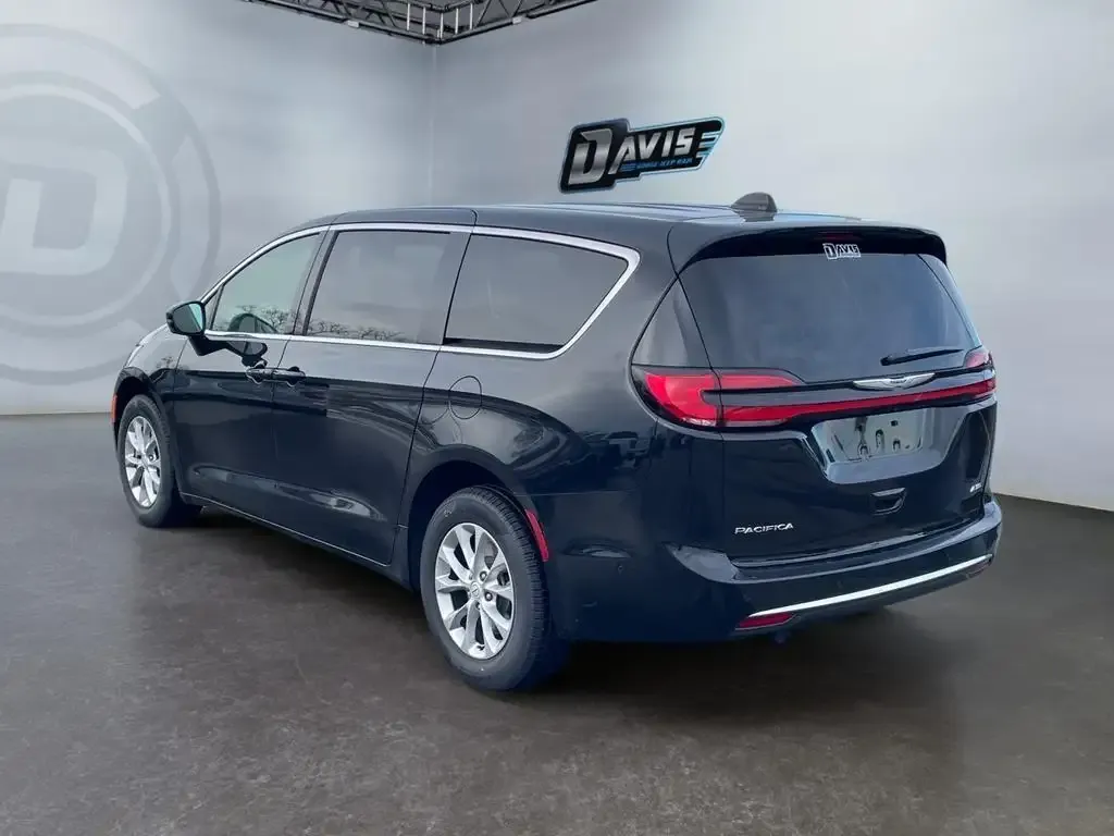 Chrysler Pacifica 2025 photo 3
