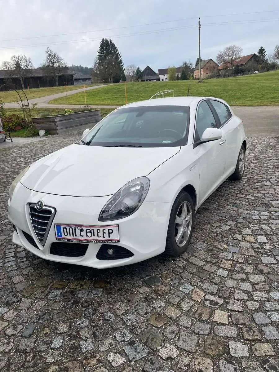 Alfa Romeo Giulietta 2010 photo 2