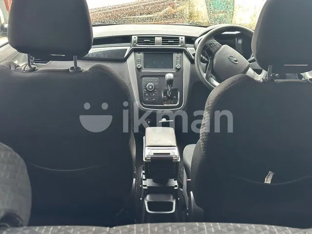 Mahindra Kuv 100 2023 photo 5